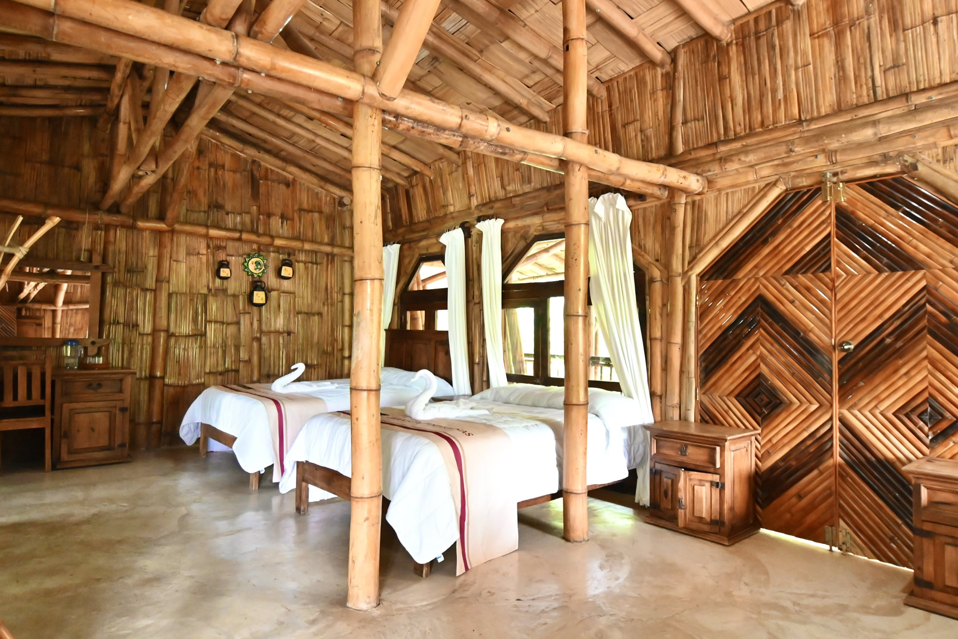 Con 2 camas matrimoniales.